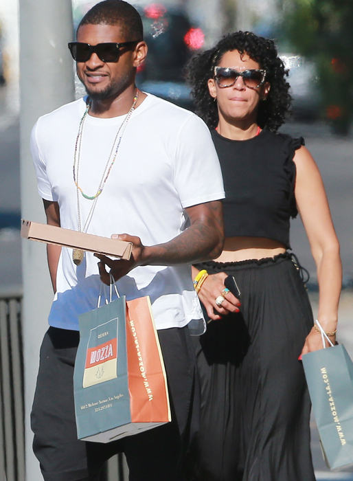 Usher och hans fru Grace tar en pizza i Los Angeles. Usher och hans fru Grace tar en pizza i Los Angeles.