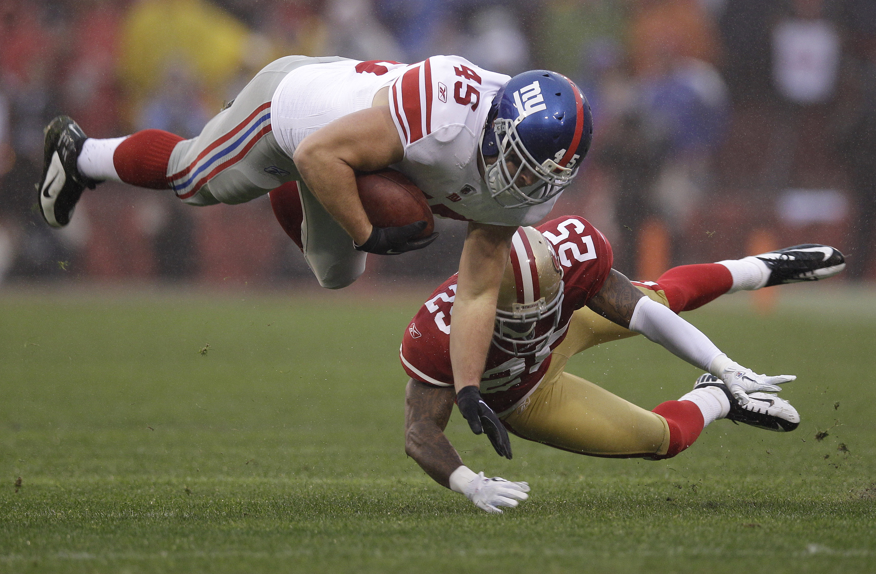Ögonblicksbilder från NFL har en tendens att se väldigt lustiga ut. Här Gigants Henry Hynoski tacklad av Tarell Brown. Ögonblicksbilder från NFL har en tendens att se väldigt lustiga ut. Här Gigants Henry Hynoski tacklad av Tarell Brown.