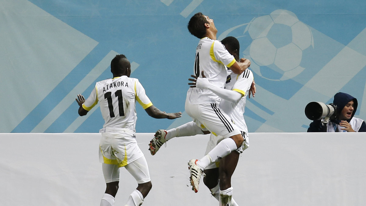 AIK-spelarna firar Karikaris 0-1 mål.