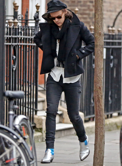 Harry Styles kör silverboots i London. Harry Styles kör silverboots i London.