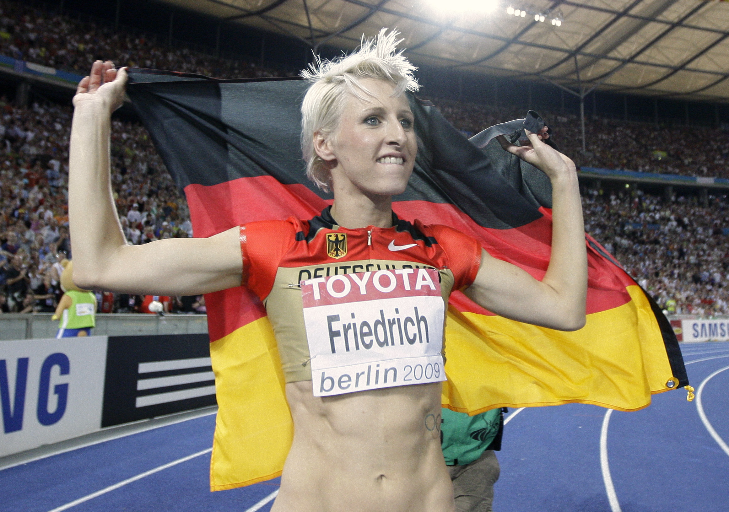 Ariane Friedrich missar inne-VM på grund av en knäskada.
