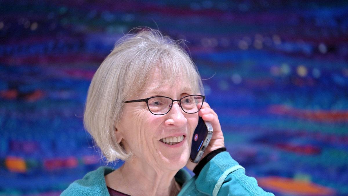 Claudia Goldin talar i telefon med en reporter i sitt hem efter att hon fått reda på att hon tilldelas 2023 års Ekonomipris till Alfred Nobels minne.