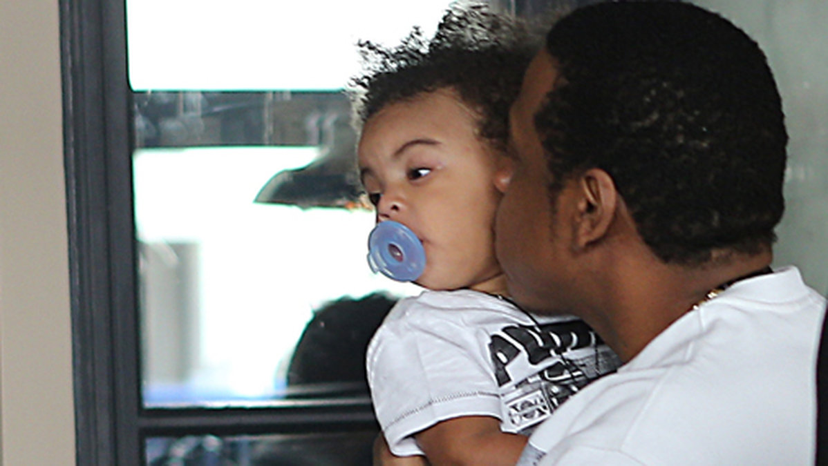 Här får hon en puss av sin pappa Jay-Z.