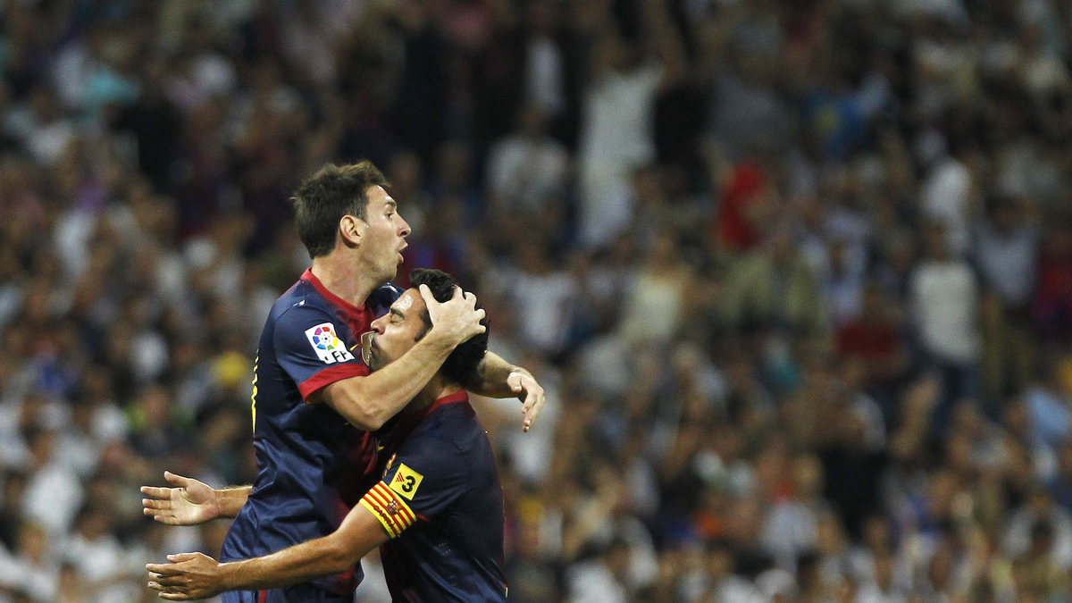 Trots en man mindre kunde Messi reducera snyggt på frispark i slutet av den första halvleken.