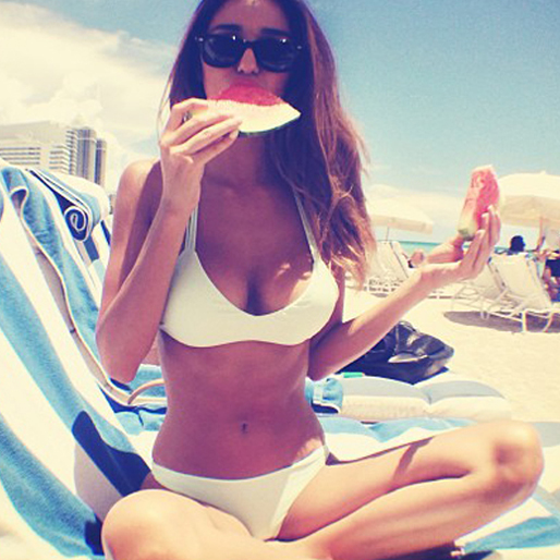Ashley Sky hugger in på lite melon. Ashley Sky hugger in på lite melon.