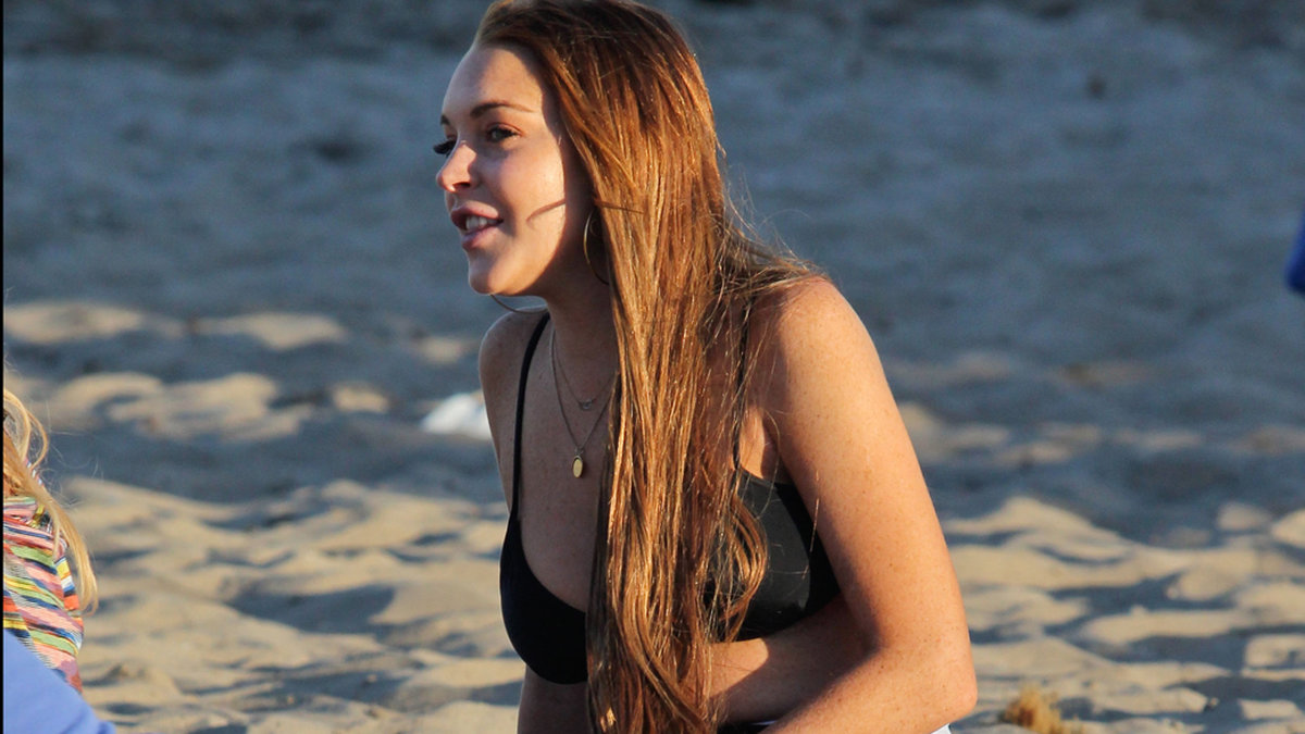 Lindsay Lohan solade i en svart bikini tillsammans med sina vänner. 