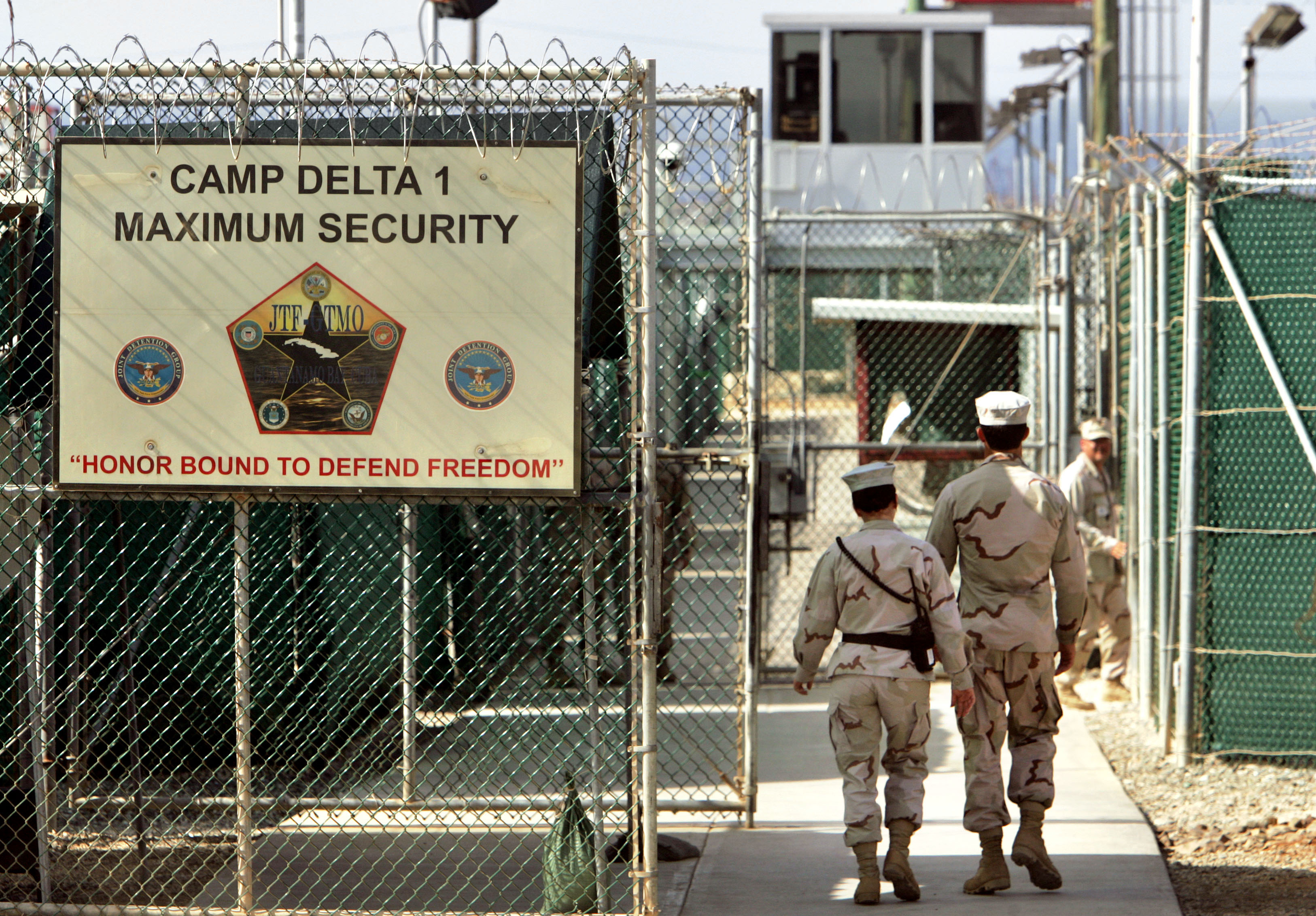 2002 hade Guantanamofängelset plats för 100 fångar. Fyra år senare, 2006 hade anläggningen byggts ut för att göra plats för ytterligare 400 fångar. Samtidigt kunde man alltså ha 500 fångar. 