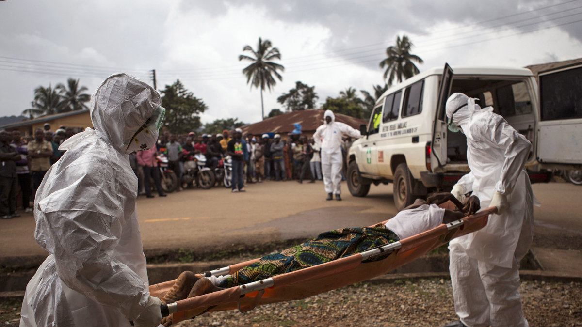 Sjukvårdare omhändertar en man som misstänks vara smittad av ebola i Sierra Leone, 2014.