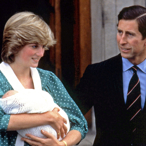 Så här såg det ut när prinsessan Diana och prins Charles visade upp den då nyfödda prins William för världen den 21 juni 1982.
