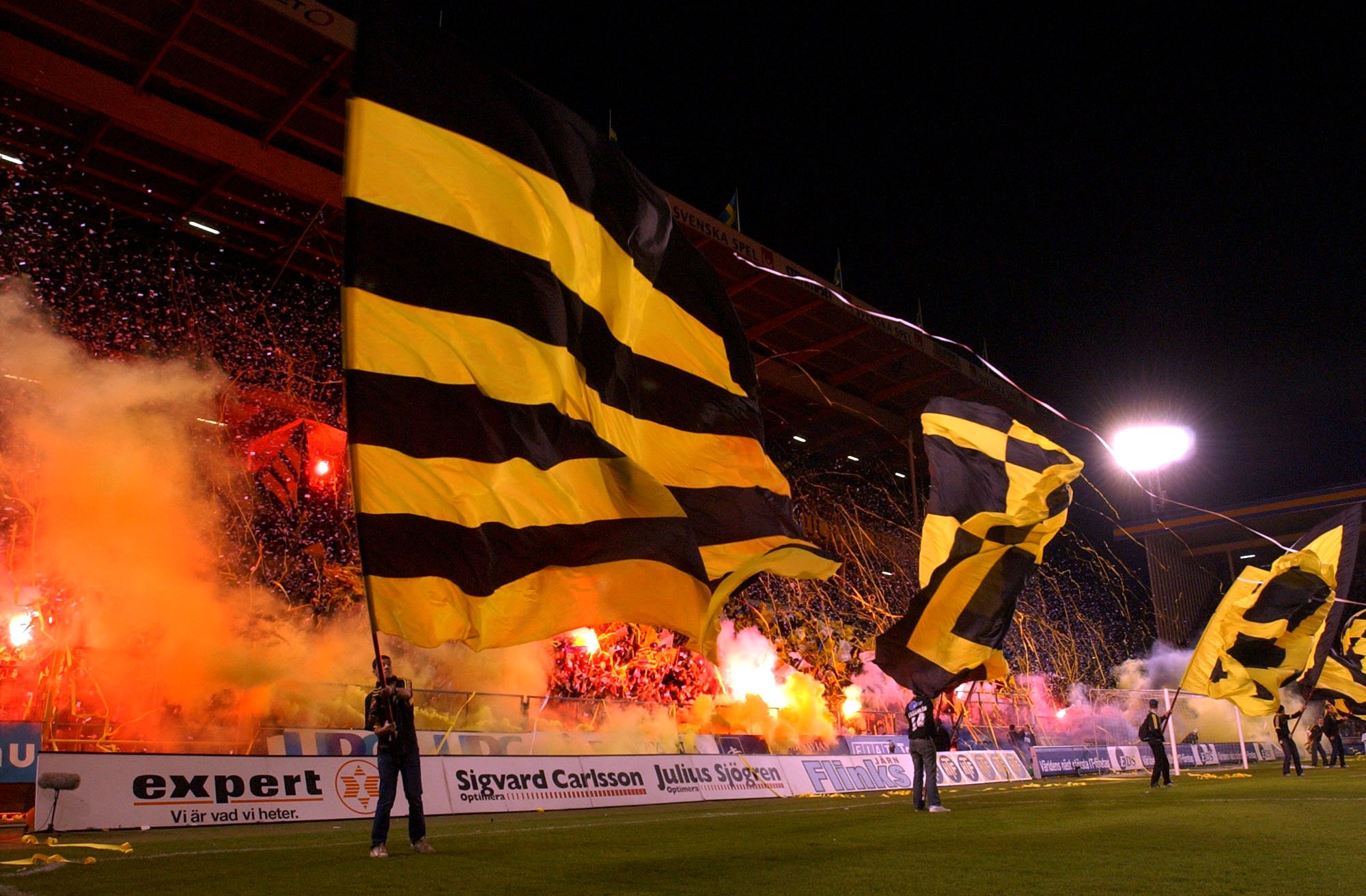 AIK-fansen med bengaleldar och flaggor. En syn vi kanske aldrig mer få ser om SvFF vill få sin vilja igenom. AIK-fansen med bengaleldar och flaggor. En syn vi kanske aldrig mer få ser om SvFF vill få sin vilja igenom.