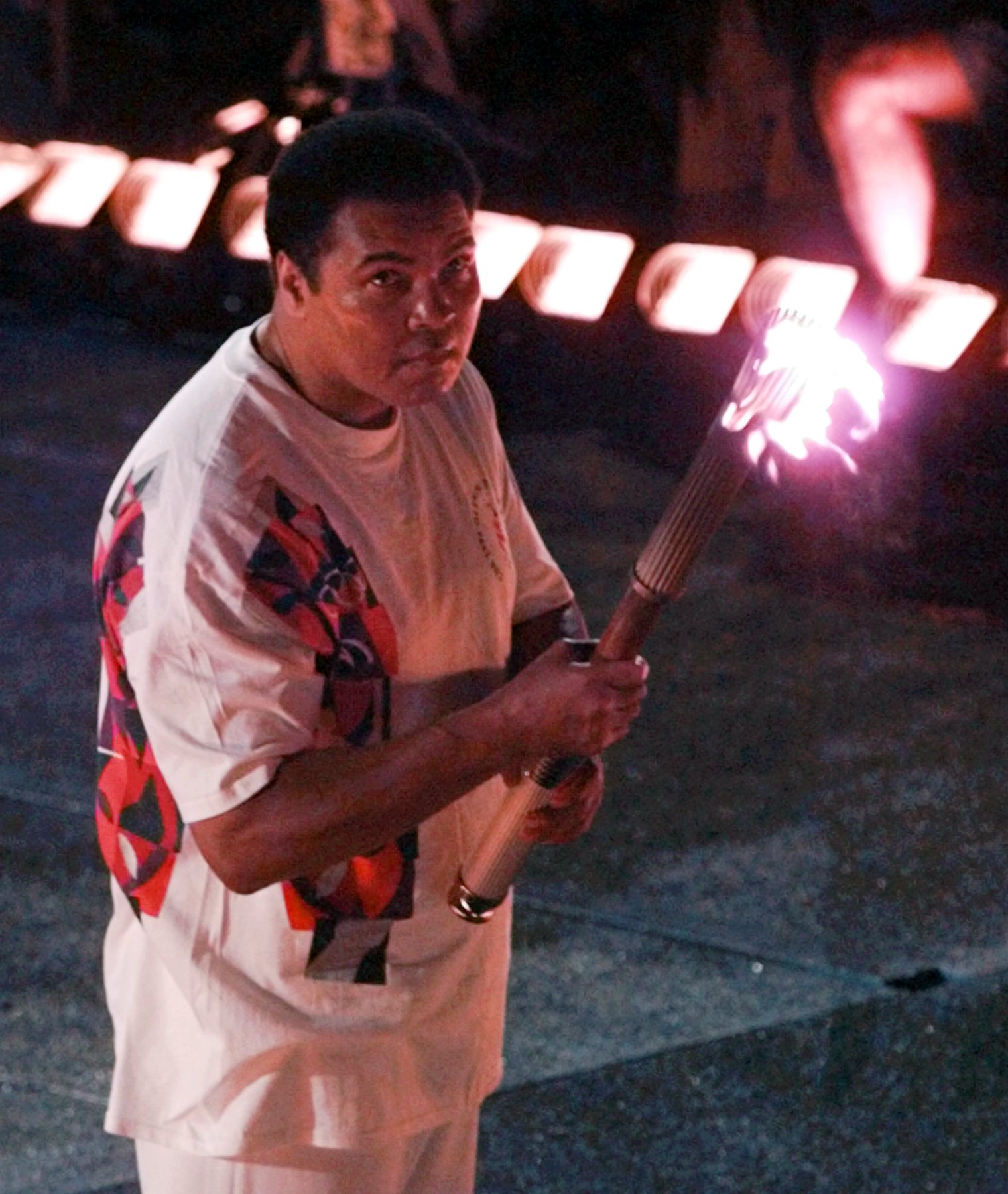 Ali, som lider av Parkinson, fick tända den olympiska elden i Atlanta 1996. Ali, som lider av Parkinson, fick tända den olympiska elden i Atlanta 1996.