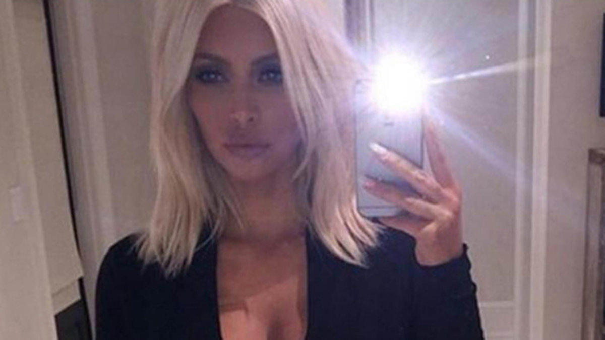Kim Kardashian är ett riktigt selfie-proffs. 