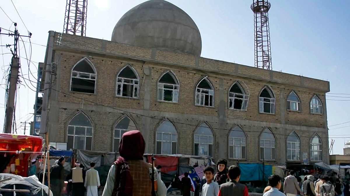 Talibaner står vakt efter ett bombdåd mot en moské i Mazar-e-Sharif i Afghanistan 2022, en dödlig attack som tillskrevs terrorrörelsen IS Khorasan. Arkivbild.