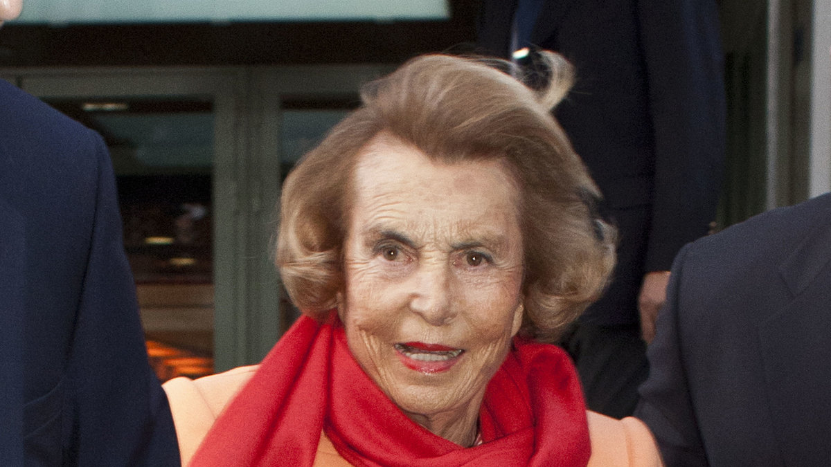 På tionde plats finns L'Oreal-drottningen Liliane Bettencourt, som också har runt 325 Miljarder kronor. 