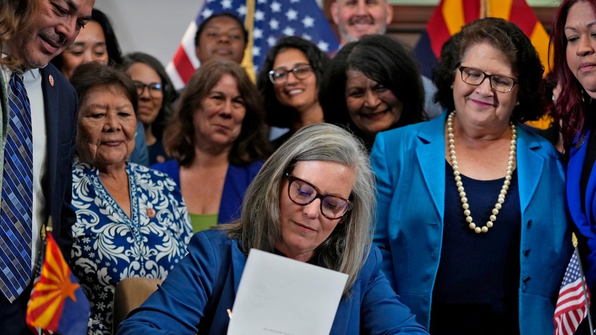 Delstaten Arizonas guvernör, Katie Hobbs från Demokraterna, skriver under beslutet om att avskaffa den mycket strikta abortlag från 1864 som återinfördes efter ett beslut i delstatens högsta domstol i så sent som i april.
