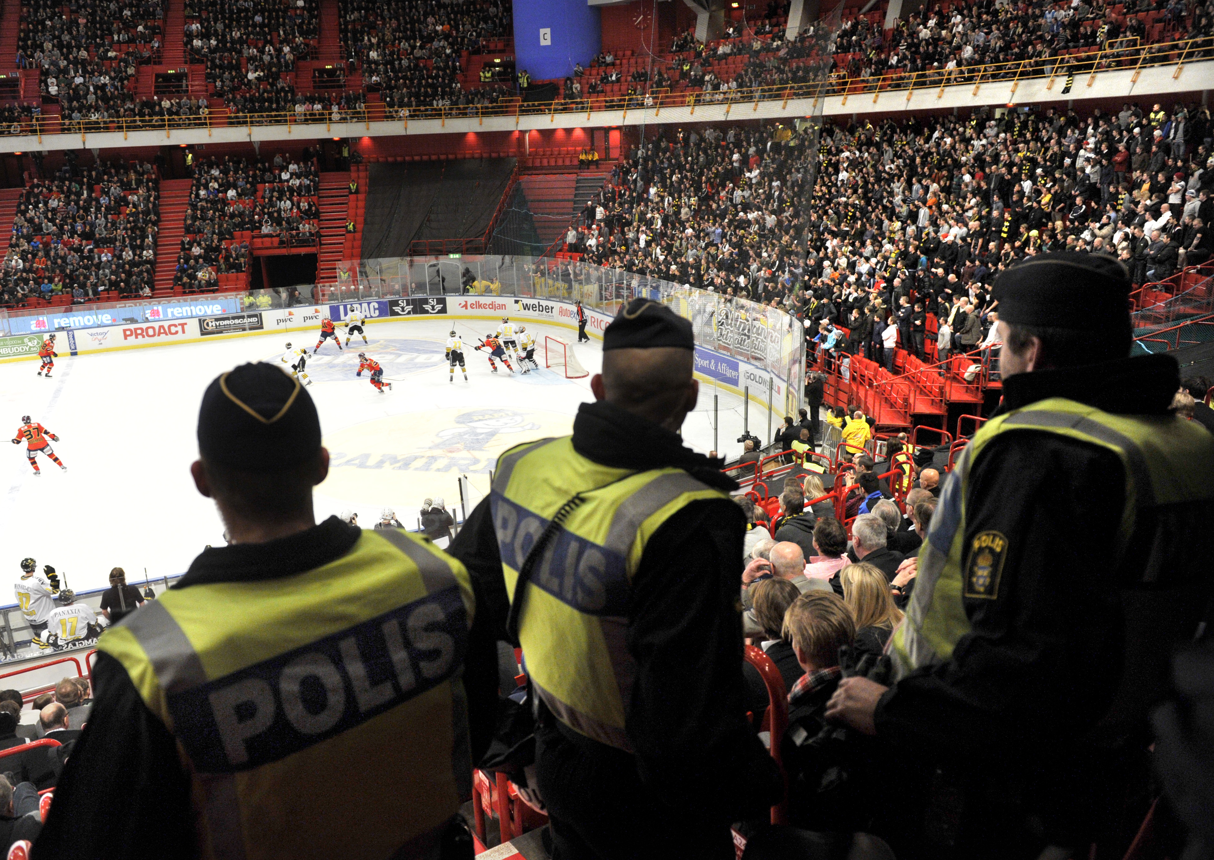 Polisen står beredda under ett av säsongens många Stockholmsderbyn.