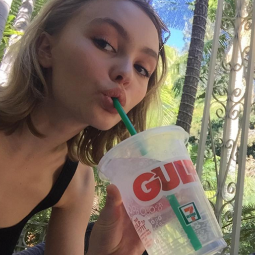 Lily Rose Depp tar en selfie. Lily Rose Depp tar en selfie.