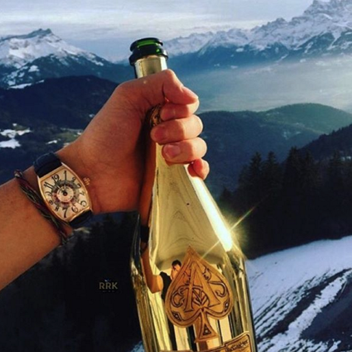 En kille njuter av en flaska Armand de Brignac i alperna. Prislappen på skumpan är 50 000 kronor... En kille njuter av en flaska Armand de Brignac i alperna. Prislappen på skumpan är 50 000 kronor...
