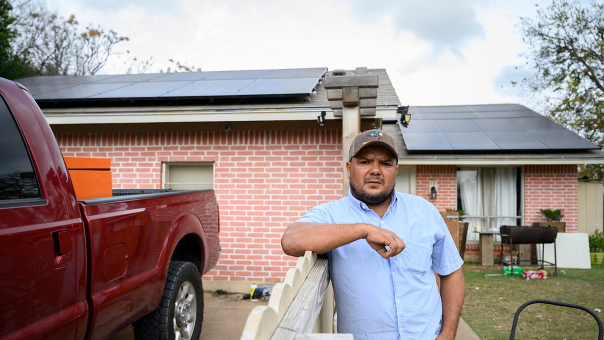 Byggnadsarbetaren José Chavez har nyligen installerat solpaneler på sitt hus, som ligger i Dove Springs mellan Austin och San Antonio i Texas, USA.