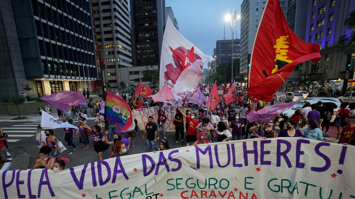 Kvinnor i São Paulo demonstrerade tidigare i år mot president Jair Bolsonaro och för aborträttigheter. Abortfrågan väntas bli ett tema när Brasilien går till val i oktober.