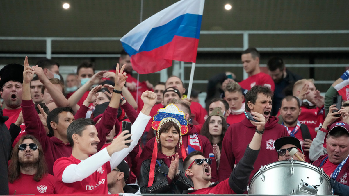 Ryska fotbollsfans under en VM-kvalmatch för Rysslands herrar i september 2021. Uefa har nu beslutat att inte släppa in ungdomslandslag från Ryssland. Arkivbild.