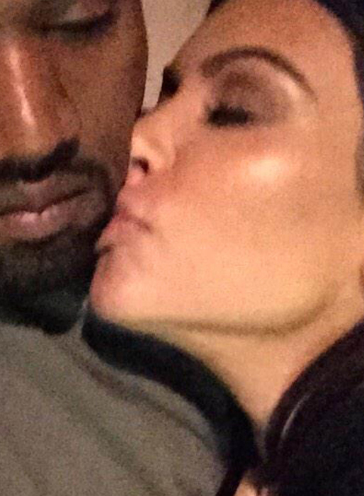 Kim och Kanye gosar. Kim och Kanye gosar.