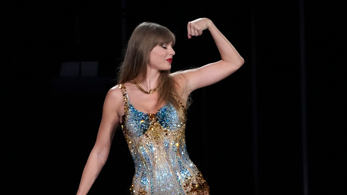 Taylor Swift spänner musklerna på bio. Hennes konsertfilm får premiär på fredag.