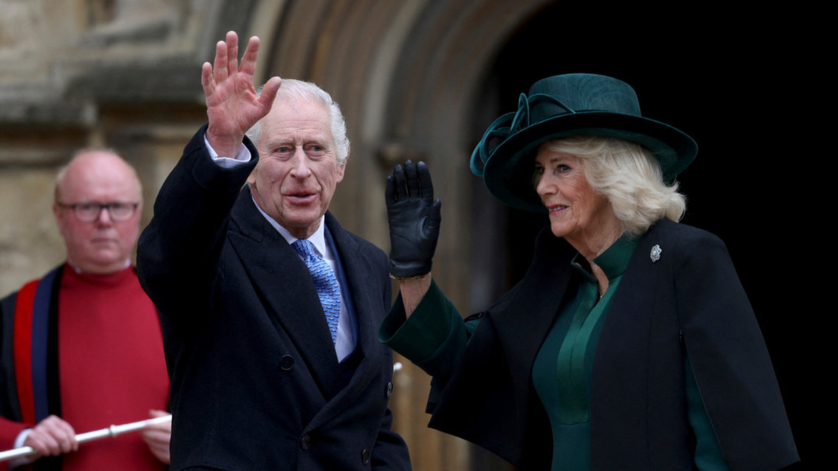 Charles III med hustrun Camilla vid ankomsten till kapellet på söndagen.