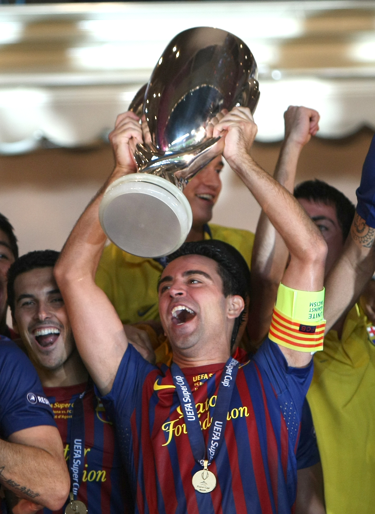 Xavi med säsongen 2011/12:s andra pokal. Xavi med säsongen 2011/12:s andra pokal.