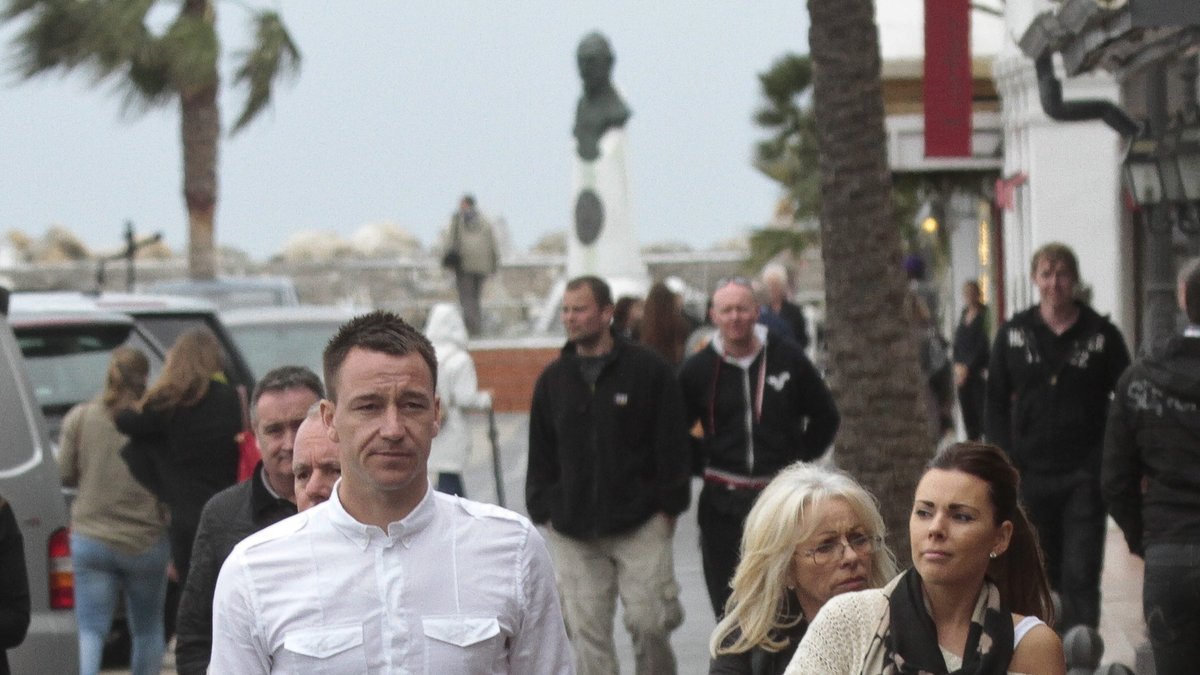 John Terry verkar gå loss med shoppingen i Puerto Banus, strax utanför Marbella i Spanien. 