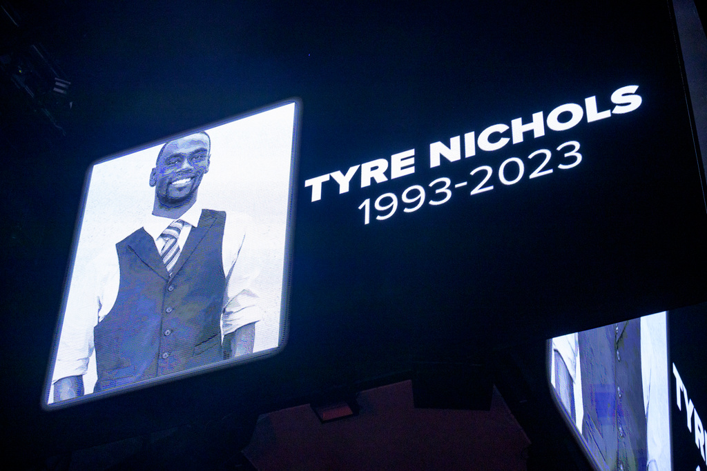 Polismisshandeln av 29-årige Tyre Nichols har väckt upprörda känslor i USA. Här hyllas han inför en NBA-match. Arkivbild.