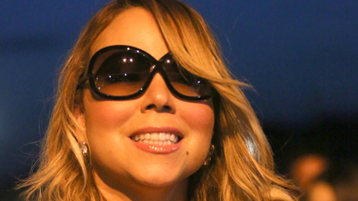 Mariah Carey påväg in på Leonardo DiCaprios årliga fest i St Tropez. 
