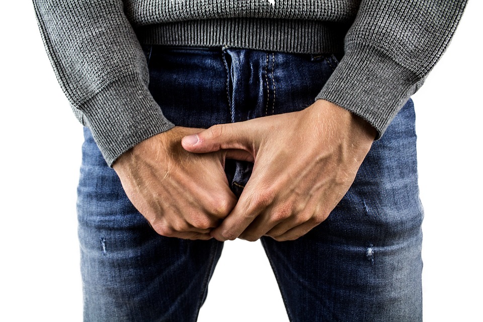 Man med händerna på sitt kön. Man med händerna på sitt kön.