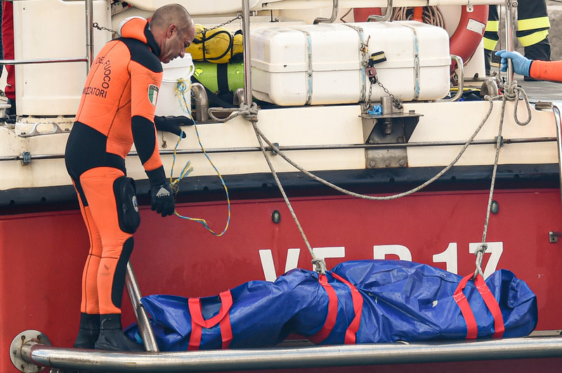 Dykare för en liksäck i land under veckans räddningsinsats utanför Sicilien.