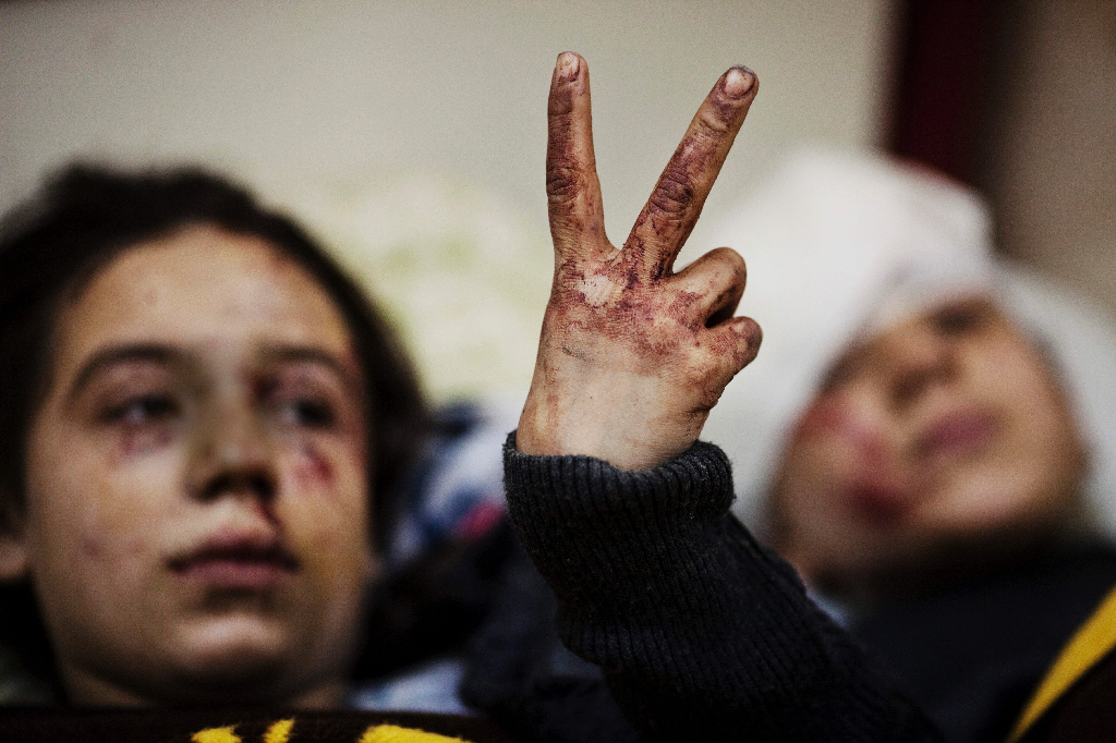 Två flickor överlevde ett attentat i staden Idlib. Dock dödades deras far och två syskon.