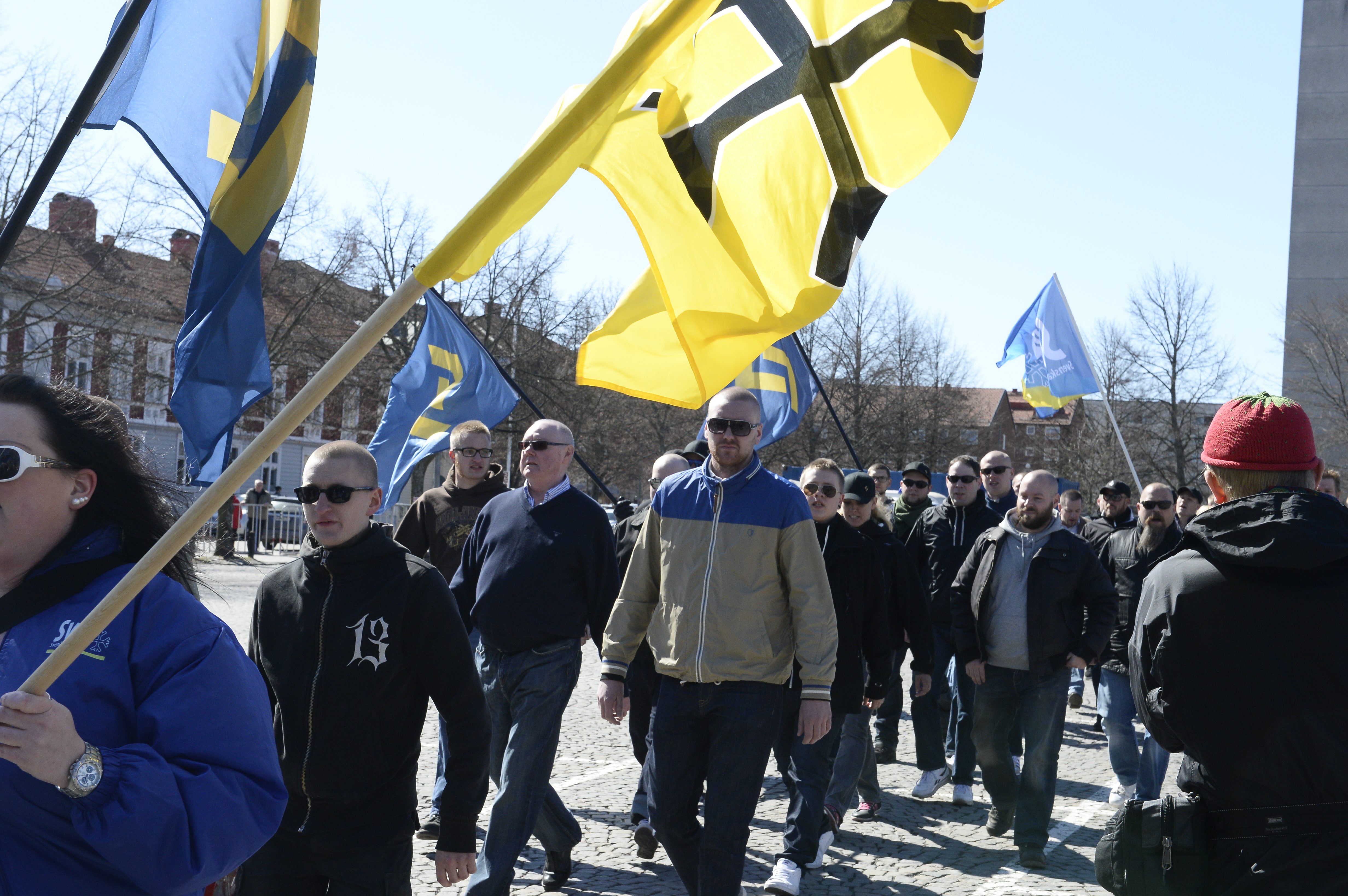 Enligt uppgift hade Svenskarnas parti samlat omkring 200 demonstranter. 