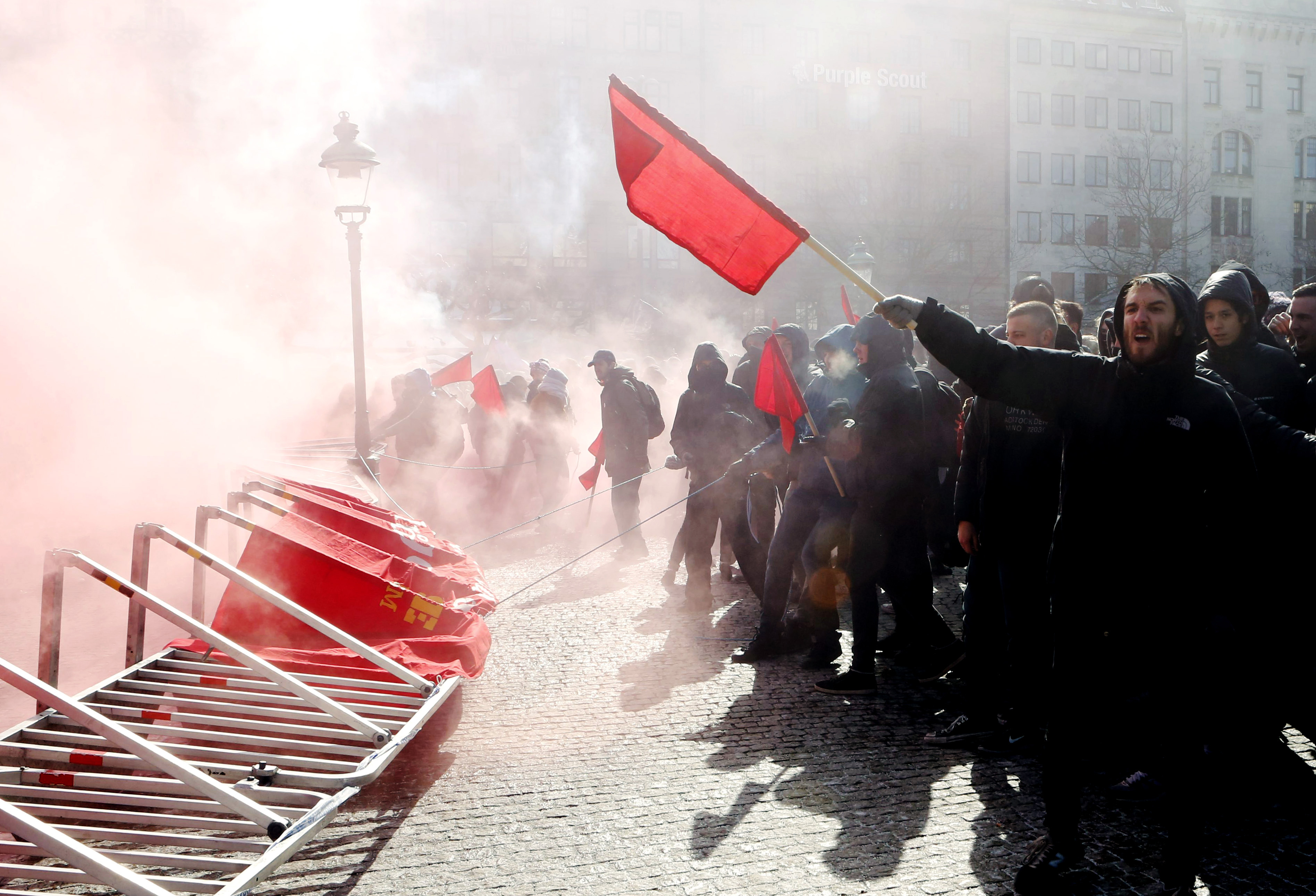 Cirka 1 000 motdemonstranter var på plats när Swedish Defense League genomförde en antimuslimsk manifestation på Stortorget i Malmö på lördagen. Cirka 1 000 motdemonstranter var på plats när Swedish Defense League genomförde en antimuslimsk manifestation på Stortorget i Malmö på lördagen.