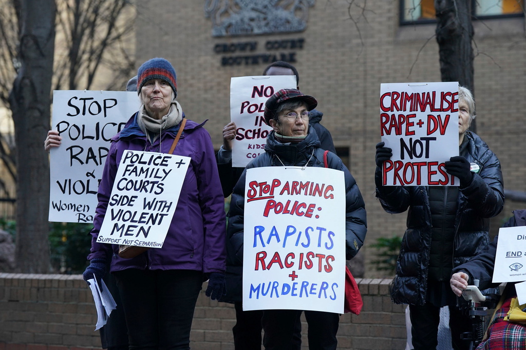 Demonstranter framför Southwark Crown Court ii London, där en polisman dömdes till livstids fängelse för grova sexbrott.