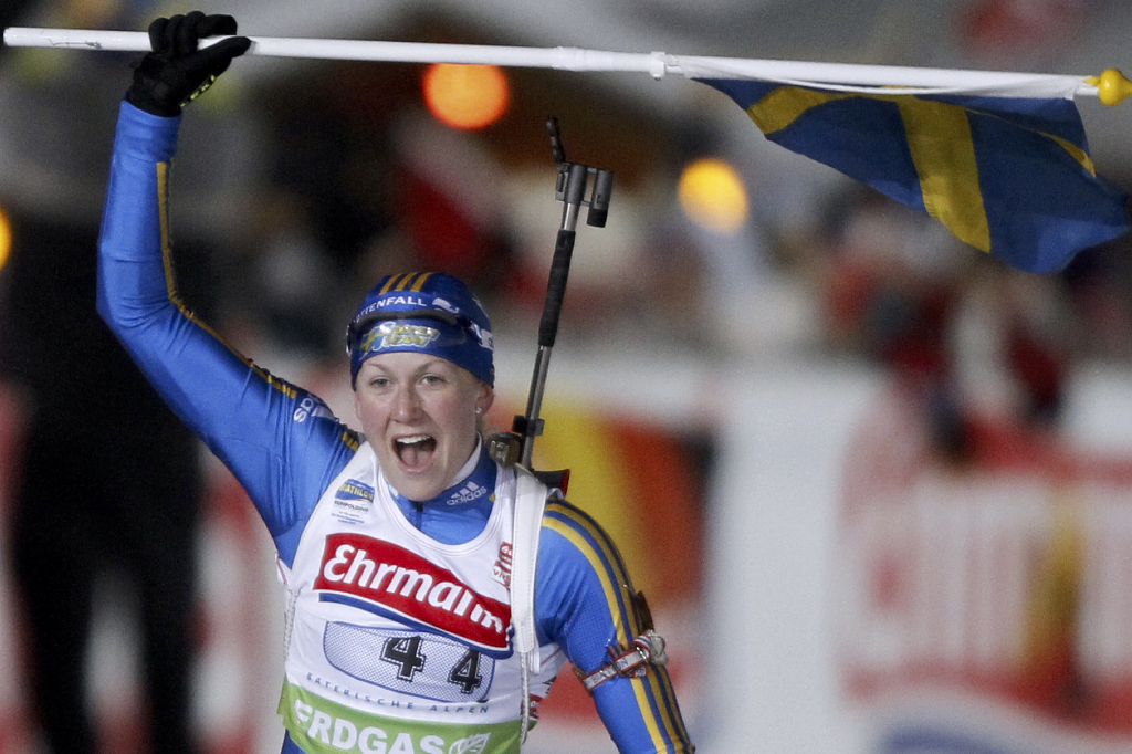Helena Jonsson åkte in i mål med svenska flaggan i ena handen.