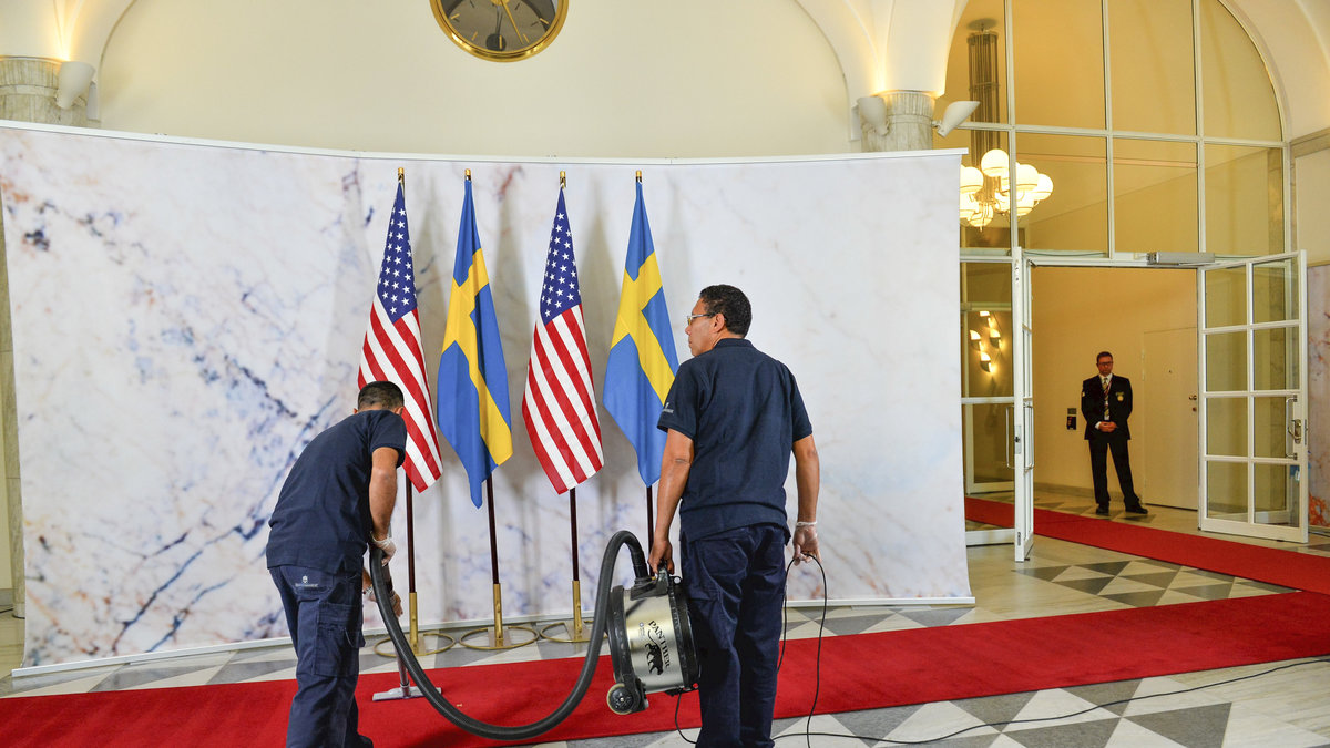 En sista dammsugning av röda mattan och flaggspelet innan Barack Obama ska anlända till Rosenbad.