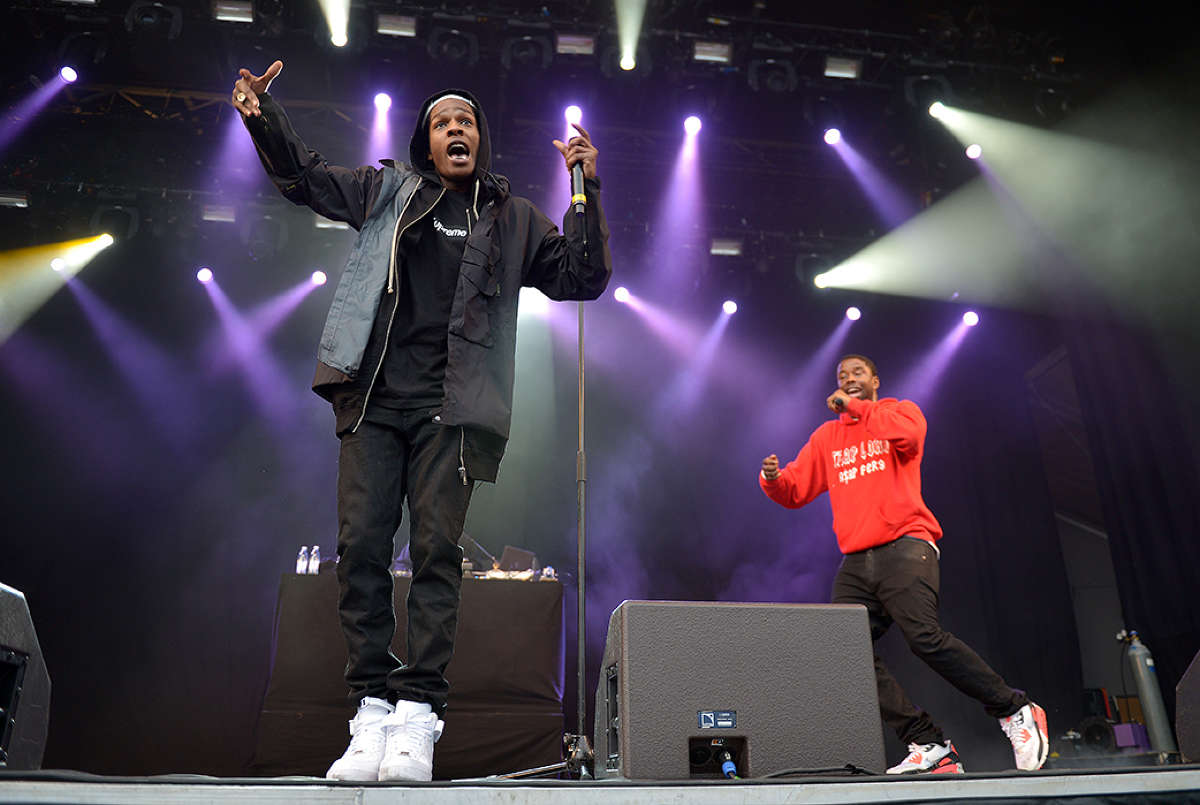 ASAP Rocky. En 20 minuter lång tease för att sedan kliva ut på scen och underhålla publiken hela setet igenom. Det svängde rejält om ASAP Rocky i kväll.
ASAP Rocky. En 20 minuter lång tease för att sedan kliva ut på scen och underhålla publiken hela setet igenom. Det svängde rejält om ASAP Rocky i kväll.