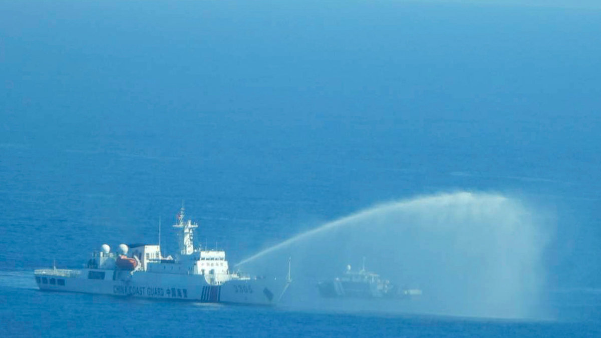 Ett kinesiskt fartyg använder vattenkanon mot ett filippinsk båt på väg mot Scarboroughrevet i en incident som utspelades på lördagen.