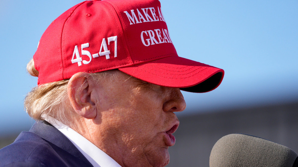 Donald Trump i talarstolen i Vandalia, Ohio. Siffrorna på hans keps syftar på att han var USA:s 45:e president och nu vill bli även den 47:e.