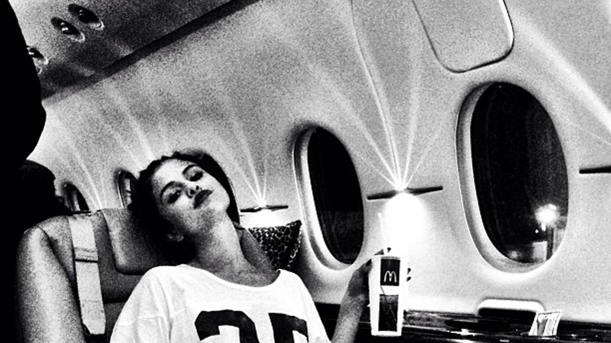 Selena Gomez delar med sig av sitt flygplanschillande.