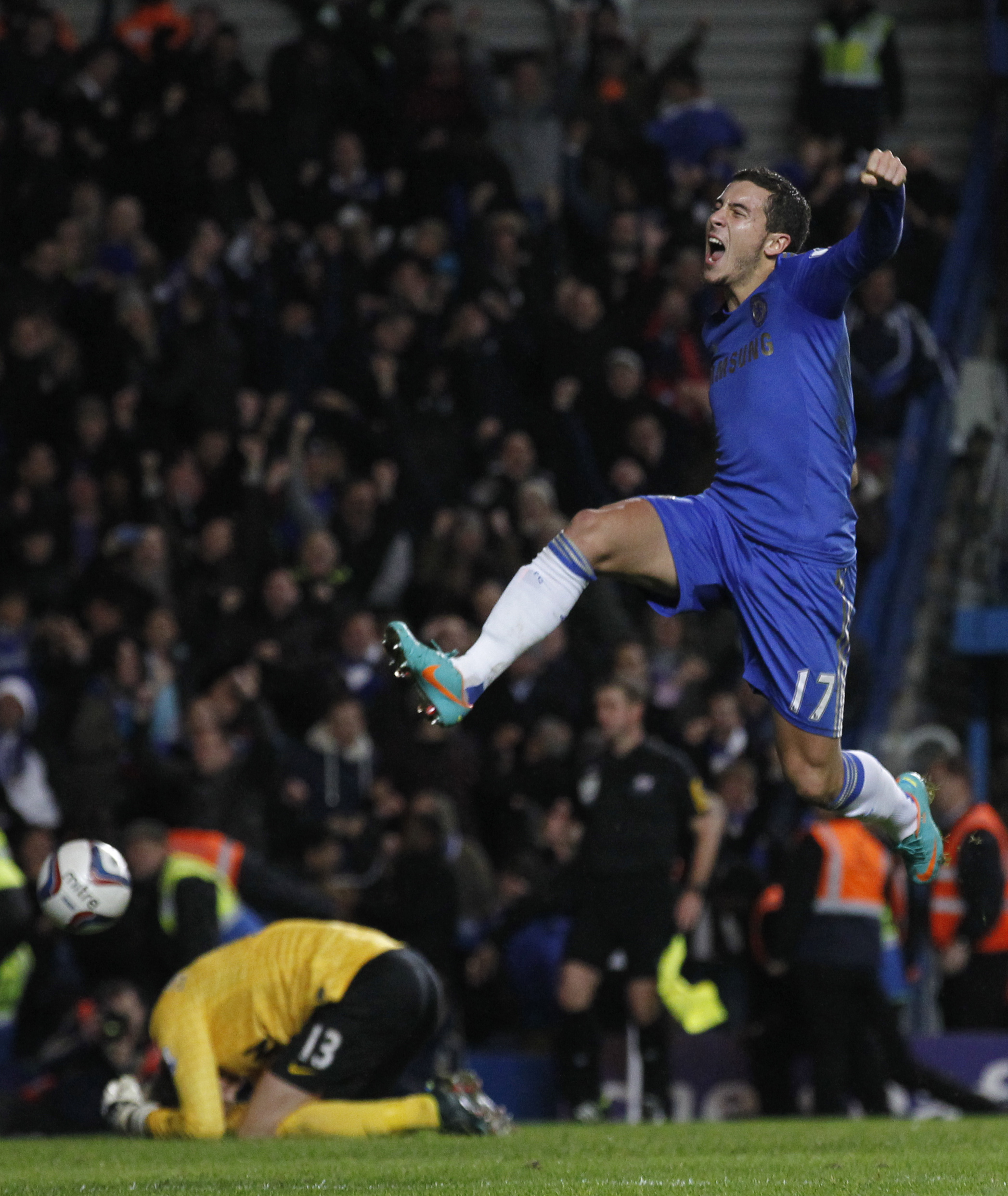 2. Eden Hazard. 21 år, Chelsea. Redan nu en världsspelare, men kan bli ännu bättre. Hotar alltid offensivt, oavsett vilket försvar han ställs mot. Ytterligare en väldigt viktig del i ett Chelsea som föryngrar sig. Med Mata, Oscar och Hazard har de sitt offensiva mittfält säkrat så länge de har råd att behålla dem. 2. Eden Hazard. 21 år, Chelsea. Redan nu en världsspelare, men kan bli ännu bättre. Hotar alltid offensivt, oavsett vilket försvar han ställs mot. Ytterligare en väldigt viktig del i ett Chelsea som föryngrar sig. Med Mata, Oscar och Hazard har de sitt offensiva mittfält säkrat så länge de har råd att behålla dem.