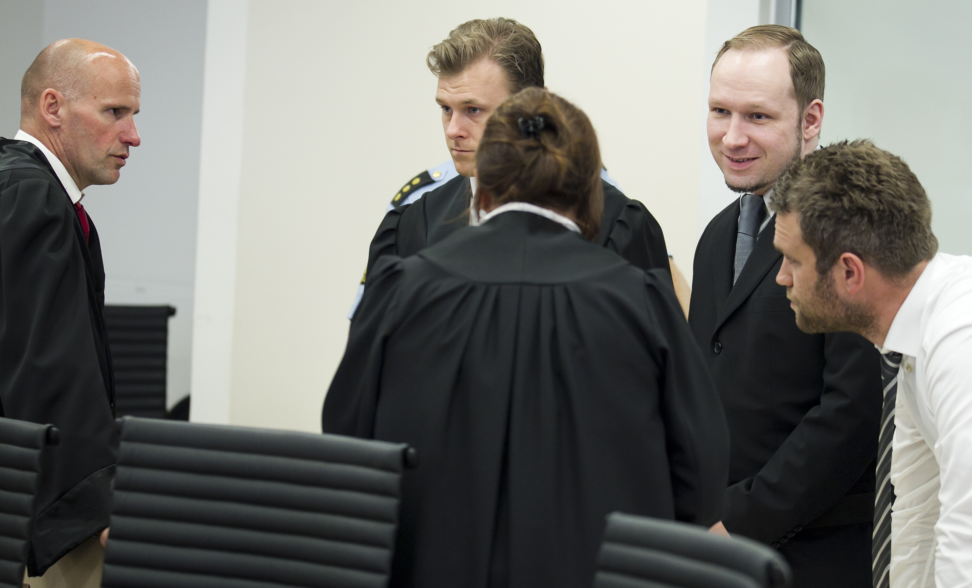 Breivik leendes i rättssalen.