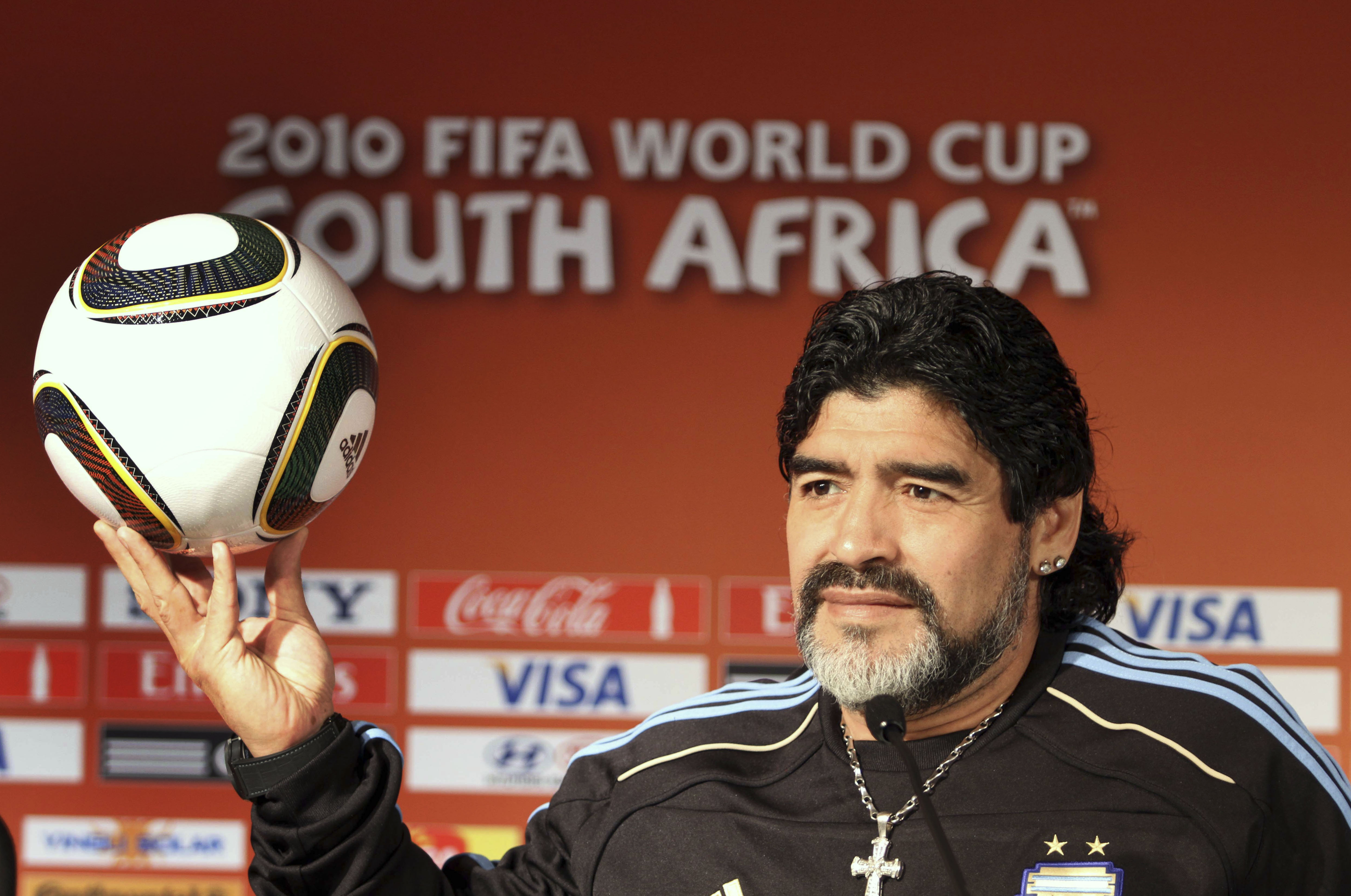 2010 fick han dessutom sparken som förbundskapten i Argentina efter 0–4-fiaskot mot Tyskland i VM.