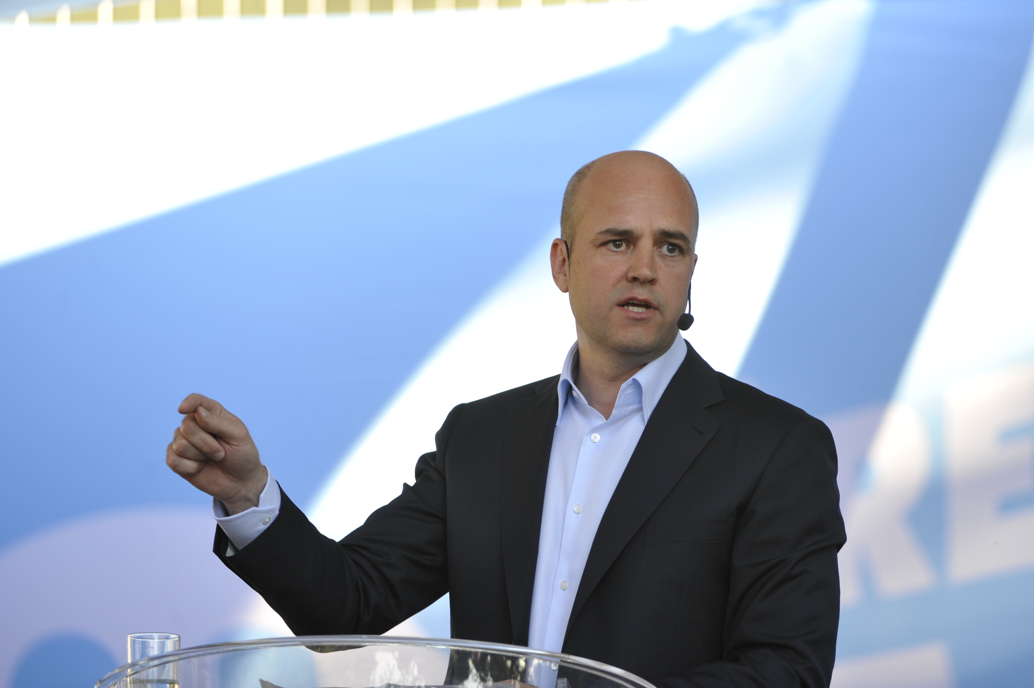 Reinfeldt söker mandat för att slippa jobba, skriver Aron Flam.