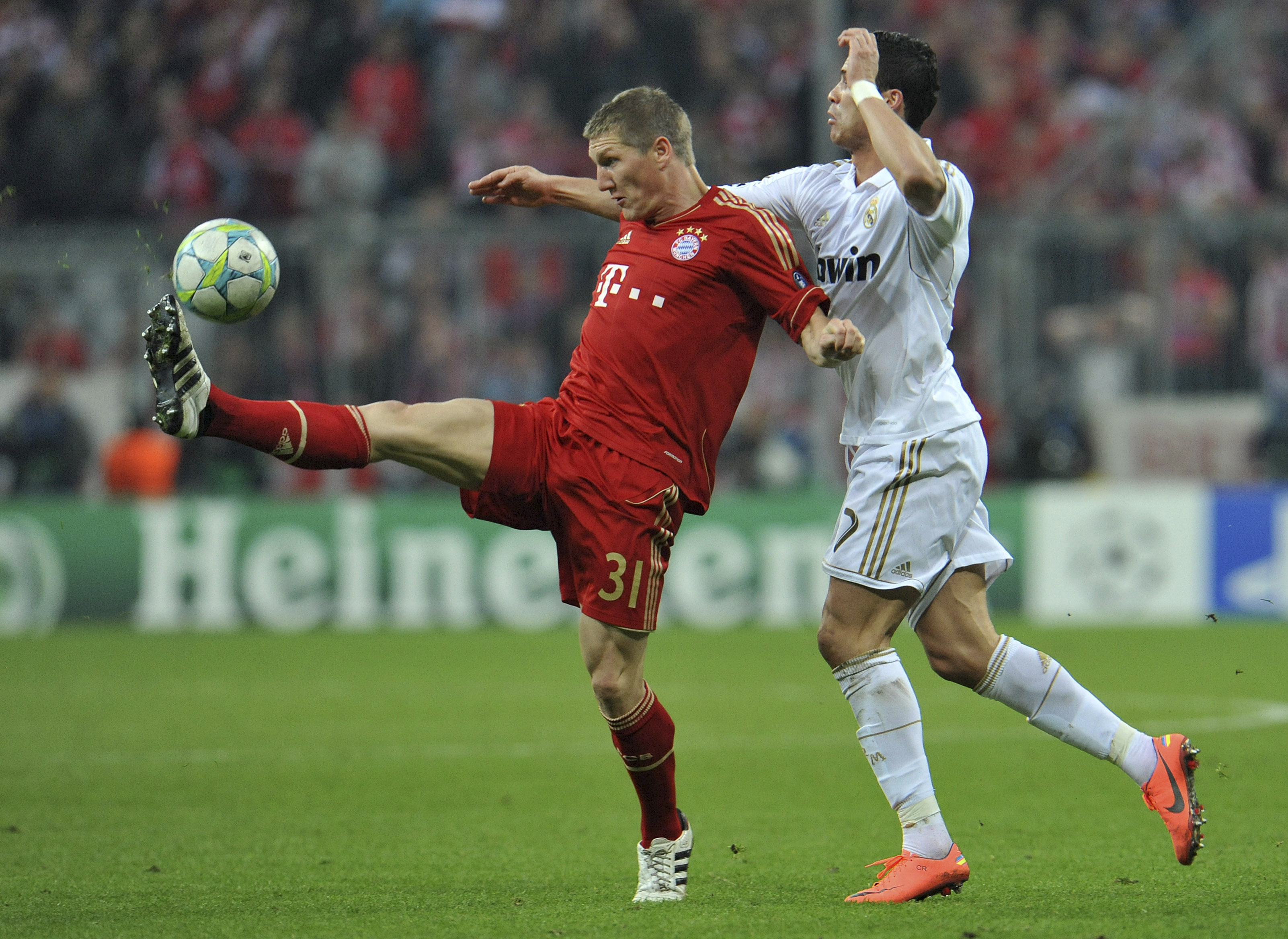 Real Madrids stjärnspelare Cristiano Ronaldo stod inte ut lika mycket som han brukar göra. Här är han steget efter i i närkampen med Bastian Schweinsteiger. Real Madrids stjärnspelare Cristiano Ronaldo stod inte ut lika mycket som han brukar göra. Här är han steget efter i i närkampen med Bastian Schweinsteiger.