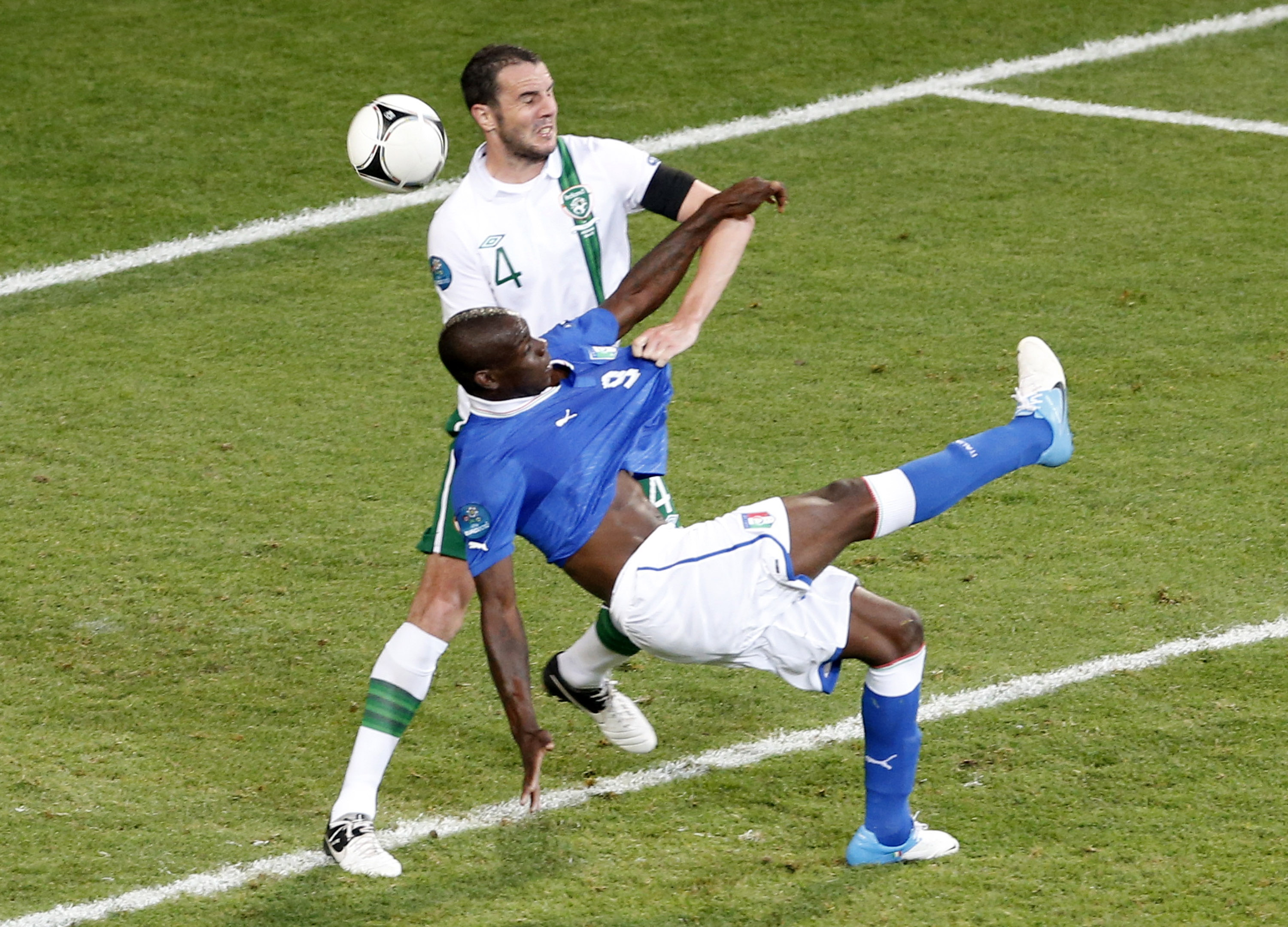 Maro Balotellis konstmål i 90:e minuten betydde 2-0 till Italien.